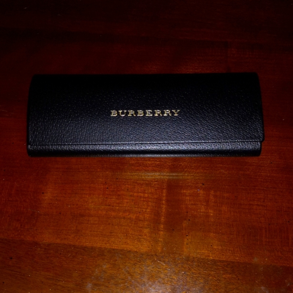 Burberry glasses case 👓